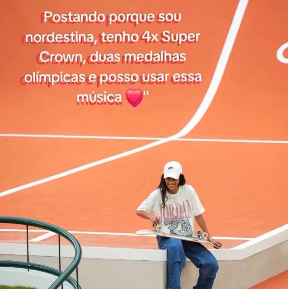 centralreality's tweet photo. 🚨ELA PODE! Rayssa Leal, medalhista olímpica, tira onda com a cara de Nikolas Ferreira ao usar áudio da música ‘Grão de Areia’ do cantor Rubel e não ter áudio derrubado:

“Postando porque sou nordestina, tenho 4x Super Crown, duas medalhas olímpicas e posso usar essa música.” https://t.co/biYsu1Psy5
