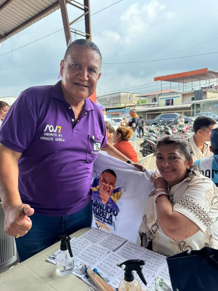 Danielsalcan_'s tweet photo. Este es Arnulfo Varela, en las últimas elecciones recorrió todo Quevedo con Luisa y hasta gritaba “hasta la victoria siempre”. Hoy es candidato a concejal de Galo Lara en ADN para Quevedo. Otro Sergio peña al que se tiene que castigar en las urnas. https://t.co/aw1NSDq1Zk