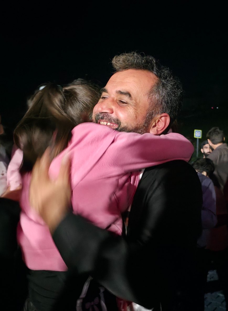 frkcocuk's tweet photo. Bazı kavuşmalar yaşandı 🥹

Hamdolsun bugün Furkan çocuklardan bazıları babalarına kavuştular 🥰

Rabbimiz tüm çocuklarımızı babalarına kavuştursun inşallah 🤲🏻 

FurkanGönüllülerine Tahliye
GeçGelen Adalet
AlparslanHocaya Ozgürlük
SemraHocaya Ozgürlük https://t.co/QyxAJcvODb