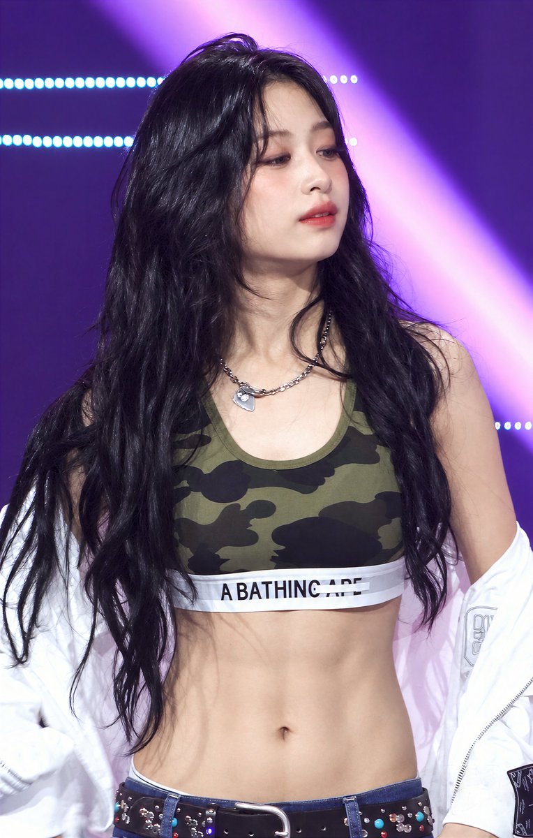 AXeRoNi's tweet photo. A clip from this fancam has been going viral lately, so I decided to rewatch the whole thing, and OMG, just look at Ahyeon... 😭😭❤️‍🔥 The Definition of the Perfect Female Body❤️‍🔥❤️‍🔥❤️‍🔥❤️‍🔥
#AHYEON #BABYMONSTER #정아현 https://t.co/OKGGcXUfHE