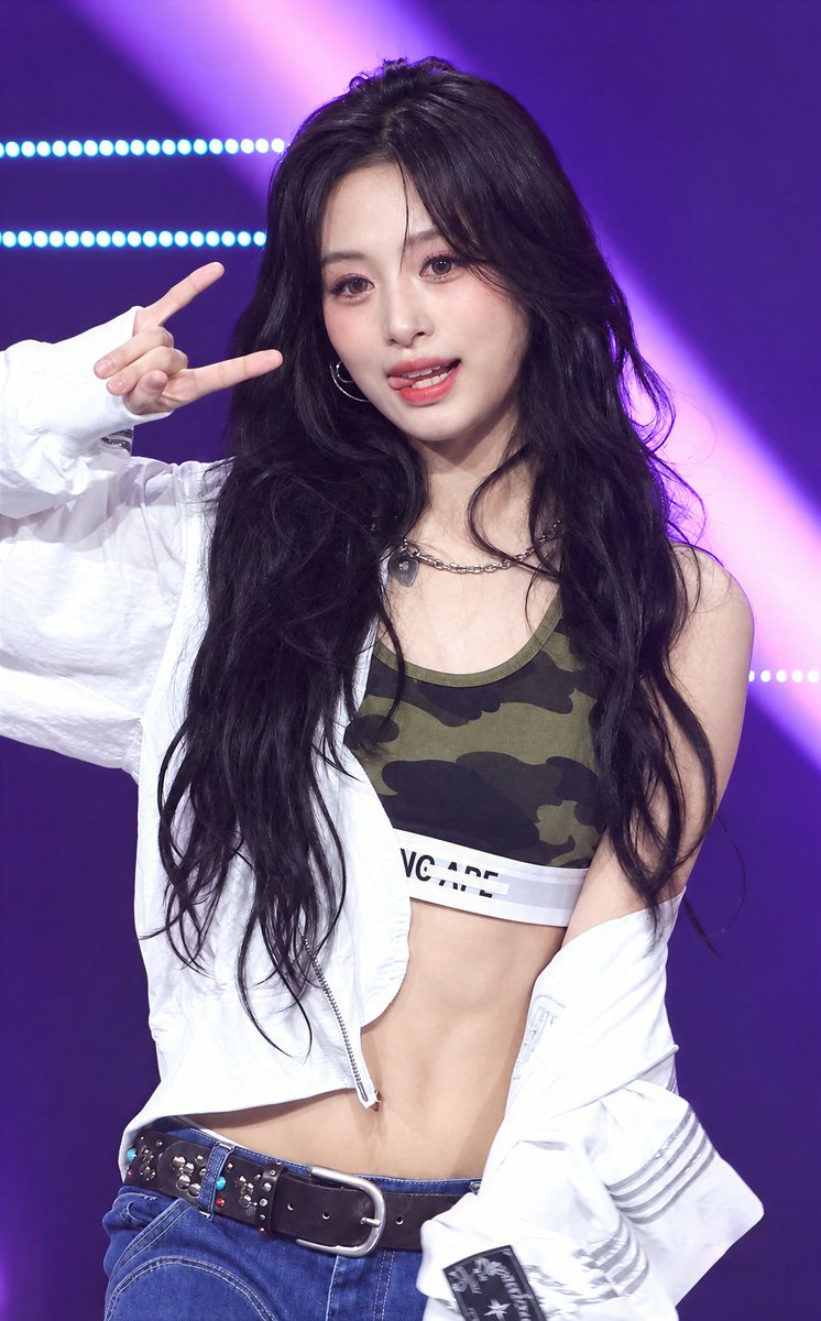 AXeRoNi's tweet photo. A clip from this fancam has been going viral lately, so I decided to rewatch the whole thing, and OMG, just look at Ahyeon... 😭😭❤️‍🔥 The Definition of the Perfect Female Body❤️‍🔥❤️‍🔥❤️‍🔥❤️‍🔥
#AHYEON #BABYMONSTER #정아현 https://t.co/OKGGcXUfHE