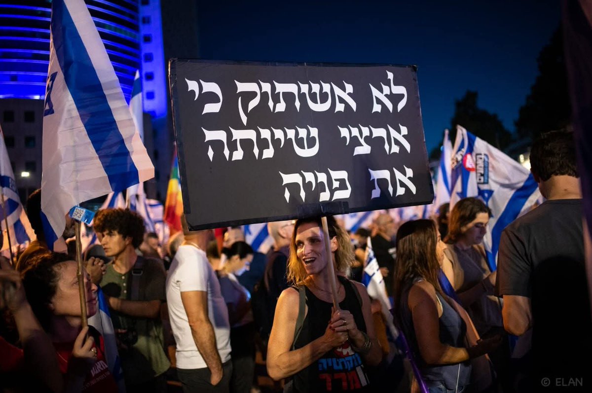 democratechil's tweet photo. עצרת המיליון בהובלת מועצת אוקטובר | 24.10 | 19:30 |  כיכר החטופים, תל אביב

שלוש שנים אחרי הטבח, שלושה ימים לפני שמכריעים על עתיד המדינה, מגיעים לכיכר בפעם האחרונה לעצרת 'בשבילם' - אירוע השיא המסכם של ארבע שנות מאבק.
 
למעלה מ-1,000 ממשפחות המועצה צפויות להשתתף בעצרת בכיכר החטופים, לצד שורדי ושורדות שבי, משפחות שכולות, תושבי ותושבות העוטף והצפון ואזרחי ואזרחיות ישראל.

72 נקודות איסוף להסעות כבר נפתחו ב-65 יישובים ברחבי הארץ. הסעות בתגובות. 

_ביום הבחירות הקרובות, כל ישראלי צריך לקום בבוקר ולהצביע כאילו הקלפי שלו נמצאת בניר עוז._
_הוא קם, יוצא מהבית, ועל הדרך מעביר איזה ליטוף קטן על חור של כדור שנשאר לו בקיר. חותך דרך הדשא, וחולף על פני כתם דם שהשמש עדיין לא הצליחה למחוק, כאילו זו סתם שלולית._
_אחר כך הוא ממשיך אל השער של היישוב. אותו שער בדיוק שדרכו נתניהו פשוט לא טרח להגיע בשביל לנחם, במשך שנה וחצי שלמות. משם הוא הולך הלאה, עובר על פני שורת בתים נטושים, שרופים מבפנים, מקומות שבהם אין כבר אף אחד שיכול להצביע._
(אמיר שפרלינג)

בואו לעמוד לצד המשפחות במפגן של כוח ותקווה! 🇮🇱