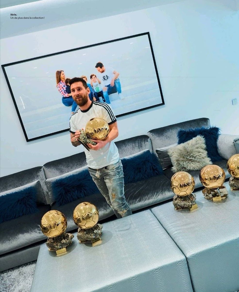 t00la244's tweet photo. This picture is the only reason Ronaldo fans were paying $1 to buy an irrelevant, unofficial award. 😭😭

Messi is too wicked, 😭 https://t.co/mzMy8T7Kly
