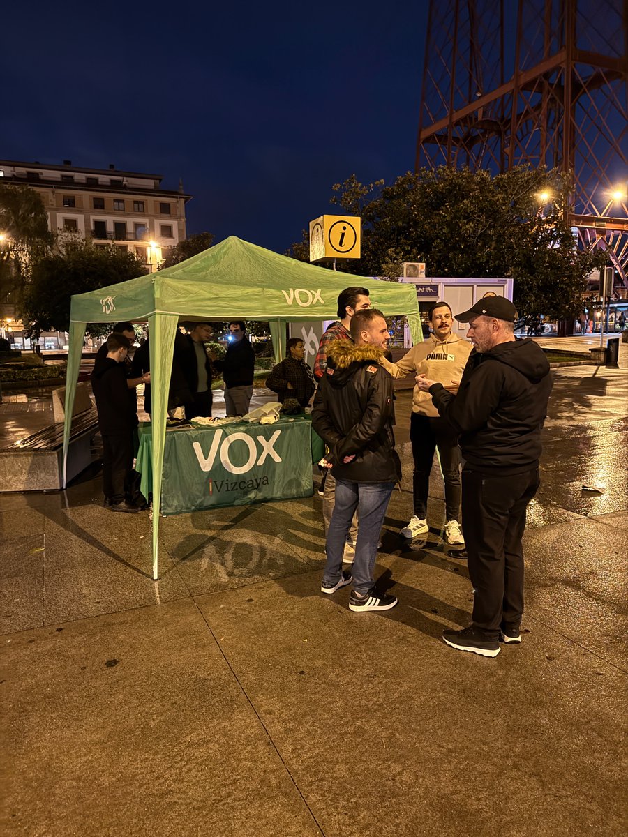 vox_vizcaya's tweet photo. Hoy, en la Plaza Puente Zubia de Guecho / #Getxo , repartiendo nuestros folletos y acercando a los vecinos nuestras propuestas 📗

Mesa exitosa en la que muchos vecinos se han informado de nuestras medidas y nos han transmitido su apoyo y cariño 🟢

Sin miedo a nada ni a nadie
¡VIVA ESPAÑA! 🇪🇦