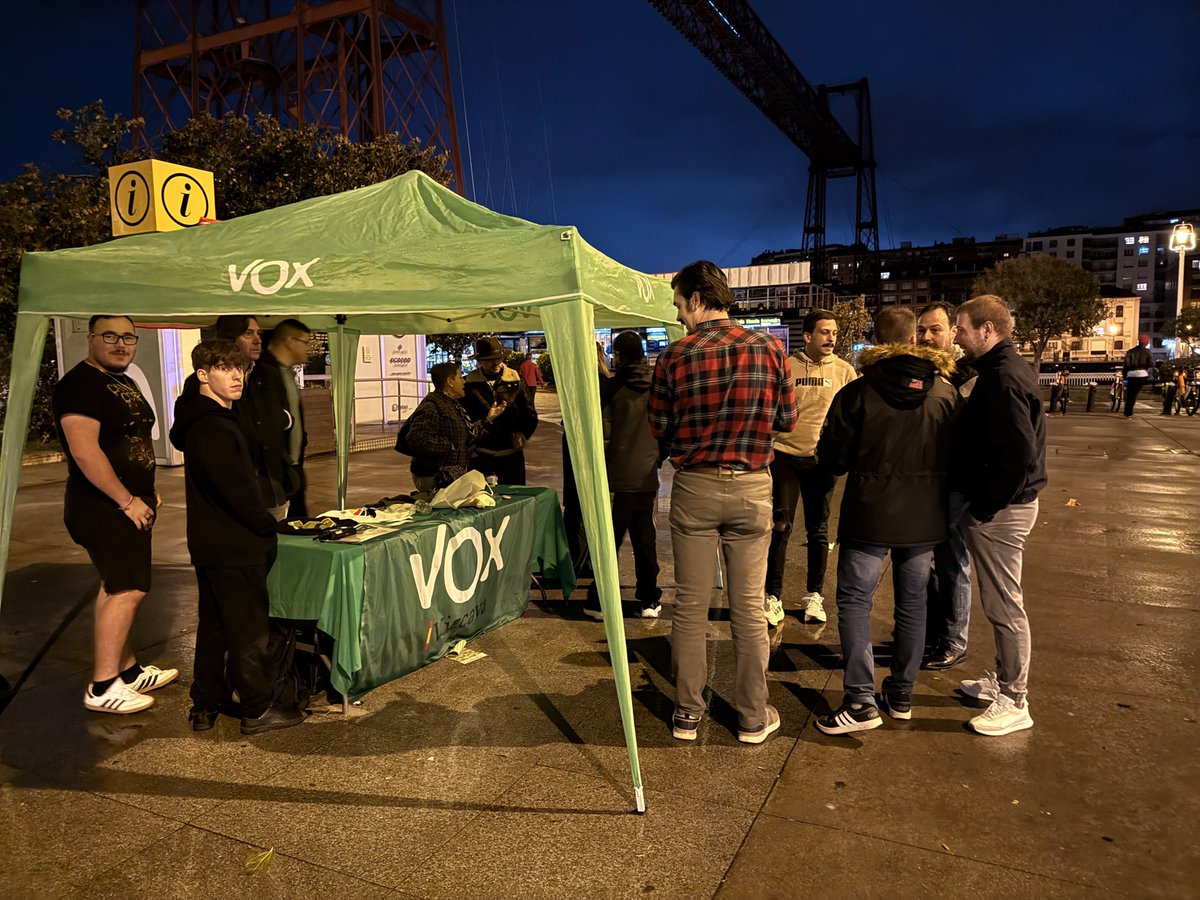 vox_vizcaya's tweet photo. Hoy, en la Plaza Puente Zubia de Guecho / #Getxo , repartiendo nuestros folletos y acercando a los vecinos nuestras propuestas 📗

Mesa exitosa en la que muchos vecinos se han informado de nuestras medidas y nos han transmitido su apoyo y cariño 🟢

Sin miedo a nada ni a nadie
¡VIVA ESPAÑA! 🇪🇦