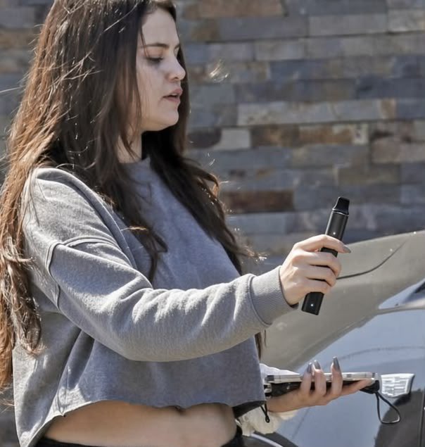 BstdAintHim's tweet photo. Selena Gomez spotted with a nicotine vape. I thought she said she already quit😢 https://t.co/uFUCiFX4F9