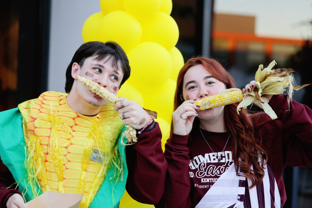 eku's tweet photo. It wouldn’t be an #EKU Homecoming without the Colonel Corn Roast to set the tone for the weekend! We’ll see you all tonight at the Parade! 🙌🌽 #HomEKUming #GoBigE #EKUFamily https://t.co/6JwDthkfOW