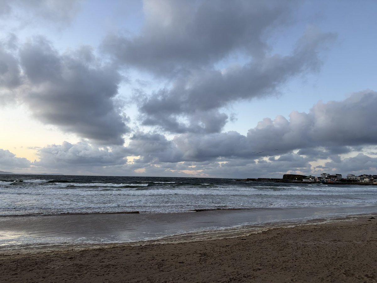 TweeterofWit's tweet photo. Stormy skies ahead of #StormBoelo in Portrush on Friday early eveningβ¦ πππ
https://t.co/OMZDgdFHeb
