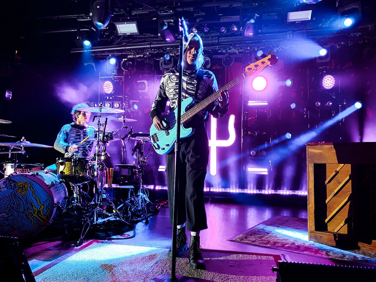 icutmylip's tweet photo. i feel like i need to post my videos from paradise rock club again because i will never get over this experience. https://t.co/3XCyCwrA08