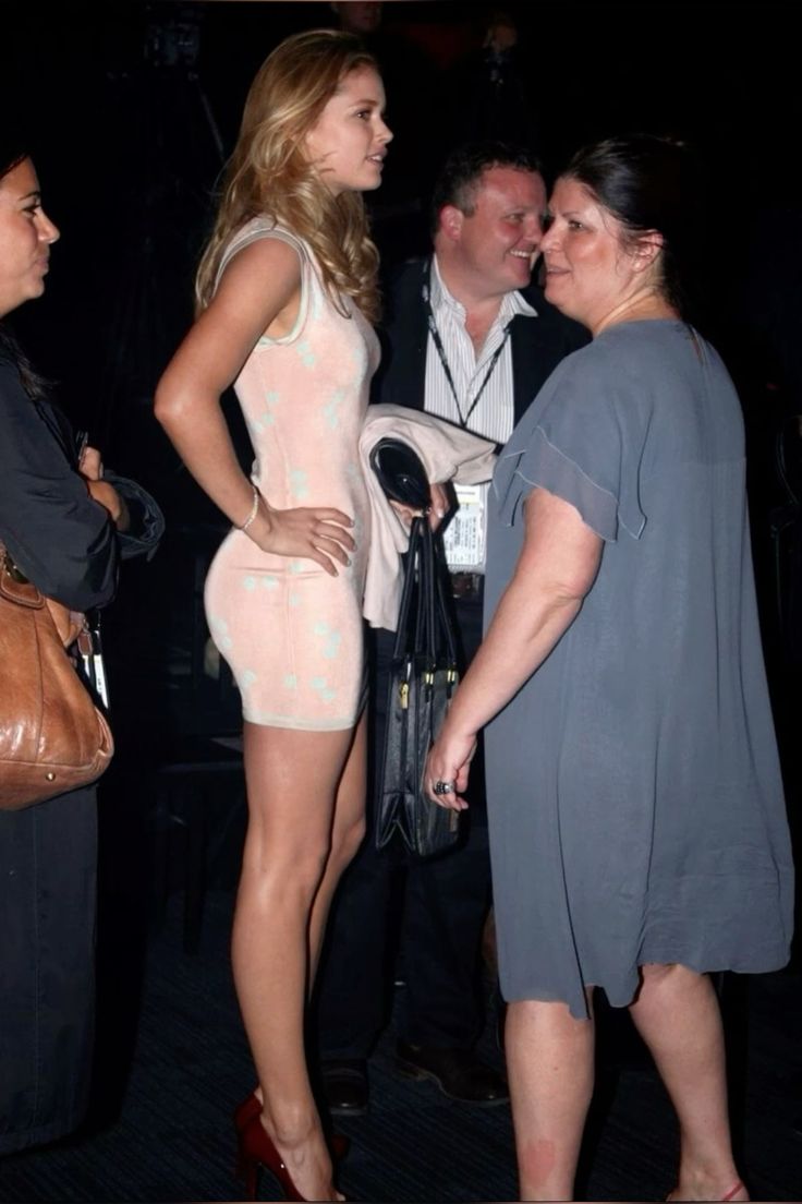 goddessswomen's tweet photo. the power of a picture of a a victoria's secret model and an average person, this is actually unreal https://t.co/plAWorpxlD