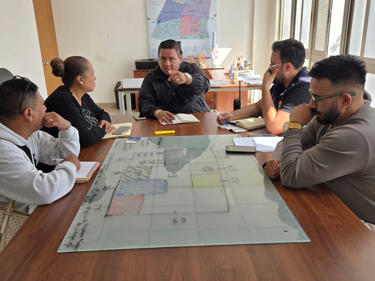 AlessandraRdlv's tweet photo. Ya llevamos dos mesas de trabajo con comerciantes de Roa Bárcenas y Simón Bolívar, escuchando sus necesidades y construyendo soluciones.

Nuestra postura es firme: defender el derecho al trabajo, pero también el derecho de todas y todos a disfrutar de calles libres, seguras y ordenadas.

Porque gobernar no es imponer, es escuchar, dar la cara y encontrar el CÓMO SÍ.