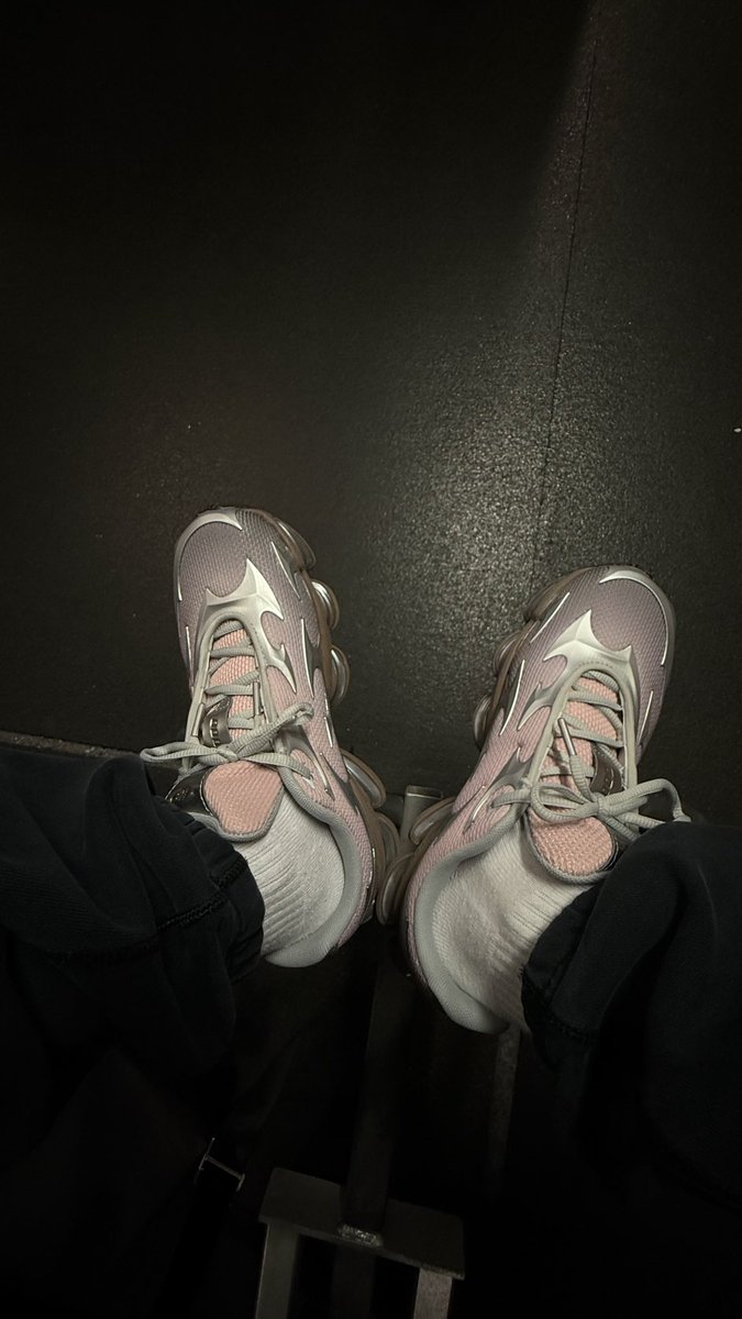 itsfynnwilde's tweet photo. New shoes, what we say fags https://t.co/UlbEkUip7D