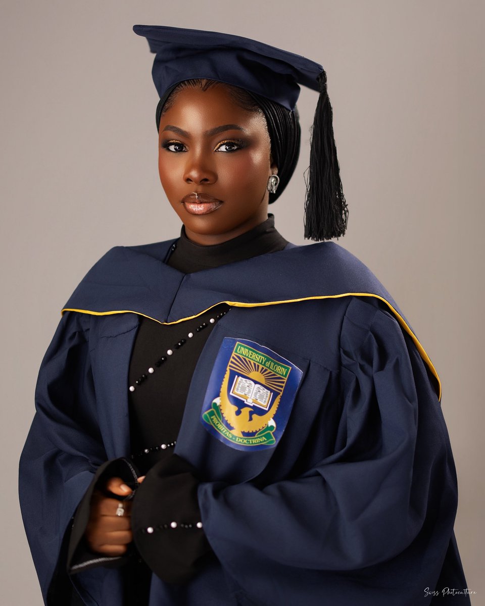 Mudrahhhh's tweet photo. And once again, I challenged myself to do it and I did it! 🎓❤️

Reintroducing: M.M Kayode-Azeez 
LL.B Common and Islamic Law (Double Hons).

Alhamdulilahi robil Alamin🥺❤️ https://t.co/GH8OardXxr