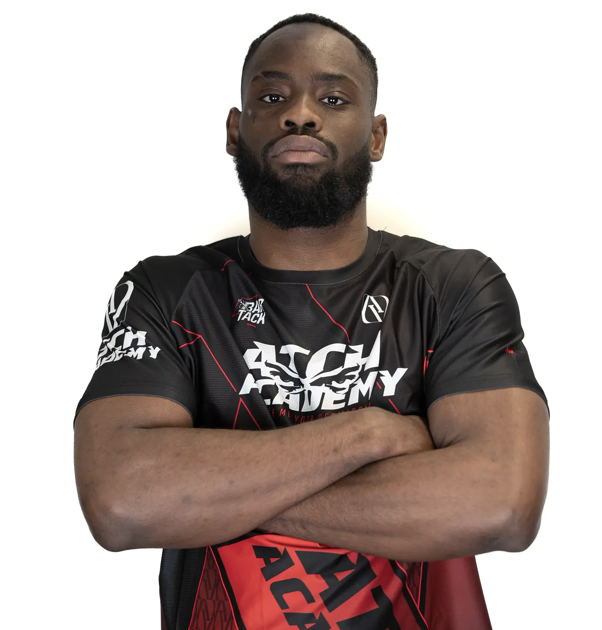 BastionMediaFR's tweet photo. ‼️🕊️🇫🇷 𝗔𝗟𝗘𝗥𝗧𝗘 𝗜𝗡𝗙𝗢 — Pengo Bossio Wangi, 26 ans, espoir français du MMA, est l’homme tué lors de l’attaque terroriste de Trappes, dans les Yvelines, ce vendredi matin.

Combattant amateur au sein de la prestigieuse Atch Academy d’Aubervilliers, il s’entraînait plusieurs fois par semaine et rêvait de devenir professionnel.

« Il avait toujours le sourire et parlait à tout le monde », témoigne son entraîneur, Stéphane Chaufourier, qui décrit un jeune homme passionné et particulièrement investi dans son sport.

(Source : Le Parisien)