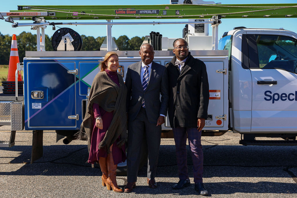 Spectrum_Gov's tweet photo. By connecting more homes and small businesses to high-speed #internet access, we’re helping them thrive in today’s digital world. Our latest #ruralbroadband expansion will bring our network to more than 12,000 previously unserved homes and small businesses in Suffolk, VA, and nearby Isle of Wight and Southampton counties.

We thank VA House Speaker @SpeakerDonScott, Senator @EmilyJordan4VA, Representative @NadariusClarkVA, Franklin Southampton Economic Development, the Hampton Roads Planning District Commission, @VADHCD, @CityofSuffolk and @islewightva, for their partnership and for joining us to celebrate this important milestone.