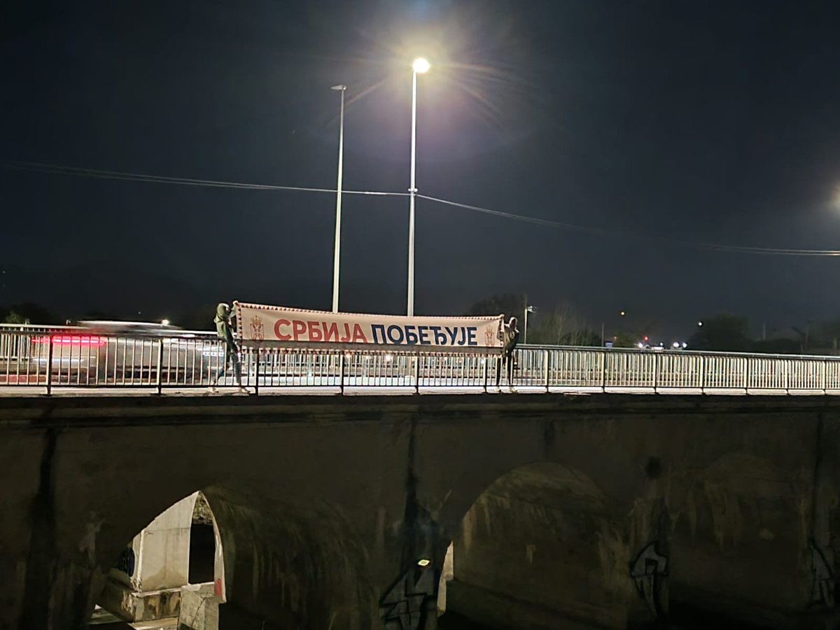 zelenovic23444's tweet photo. Pogledajte šta su braća okačila na mostovima u Podgorici i Zeti! 💪💪💪
🇷🇸🇷🇸🇷🇸

Idemooo, svi za broj 1! https://t.co/YPPhwgdkdO