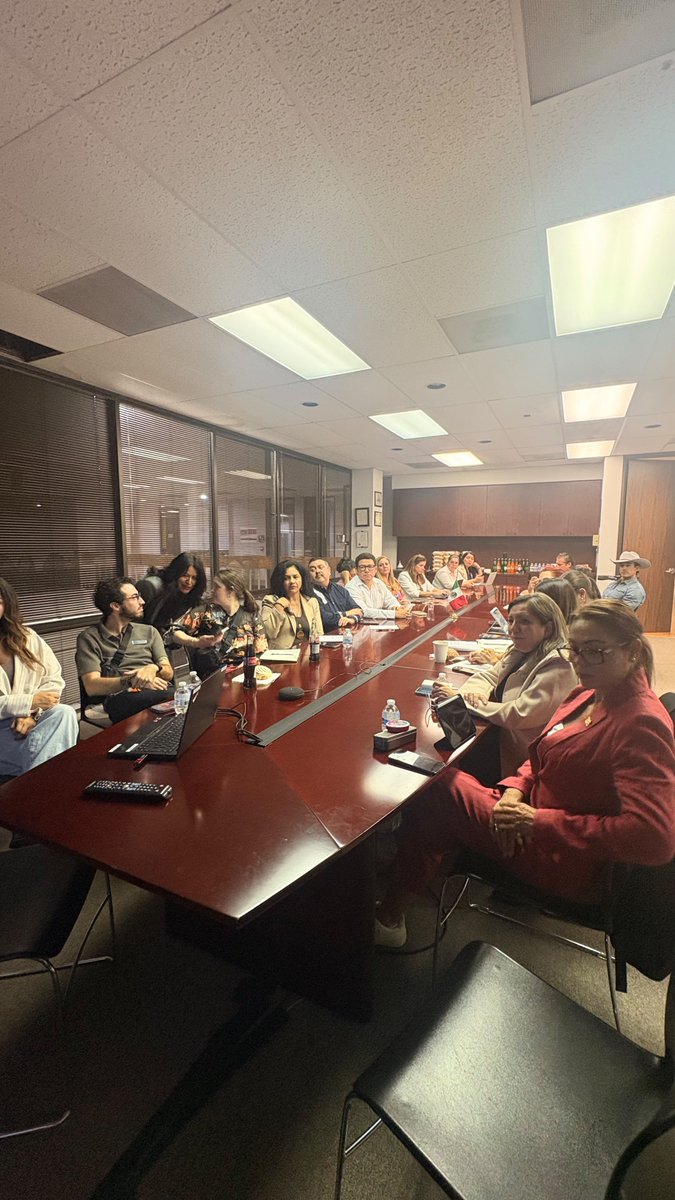 ConsulMexDal's tweet photo. 🤝 Como parte del #Roadshow de @SECTUR_mx en Dallas, se llevó a cabo una mesa de trabajo en @ConsulmexDal con actores del turismo de pantalla del norte de Texas.

Representantes de los estados compartieron el potencial de México como destino para producciones audiovisuales, despertando el interés en promover la diversidad de 🇲🇽 en 🇺🇸. 🎬🇲🇽

#DiplomaciaTurísticaMx