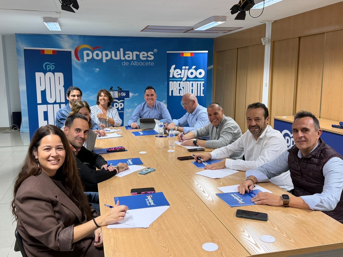 davidmgimenez82's tweet photo. Una reunión de la Vicesecretaria del Partido Popular de Albacete Capital en la que se han puesto sobre la mesa nuevas iniciativas y encuentros para fomentar la participación, escuchar a los vecinos y seguir estando cerca de los albaceteños.
#Albacete #PartidoPopular https://t.co/SWYDGHhK8A