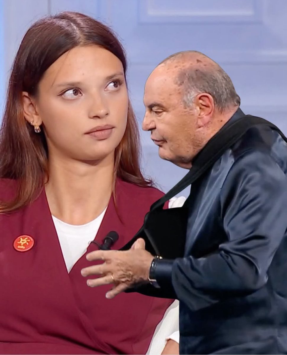 fasulo_antonio's tweet photo. Crozza: "Se Vespa facesse con Salvini e Meloni come ha fatto con la studentessa, mi verrebbe da chiamarlo giornalista".

#fratellidicrozza https://t.co/Y2BHgH9rUW