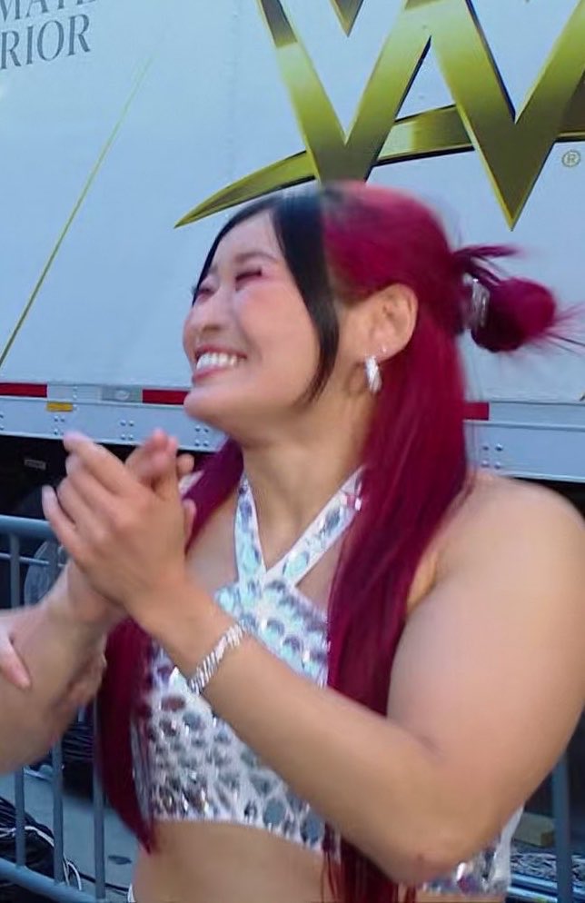 bigantie's tweet photo. Iyo looking pretty on smackdown today ✨ https://t.co/0Dy8MUMsl0