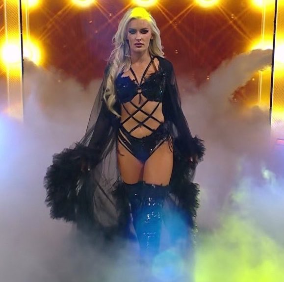 _PWChronicle's tweet photo. THIS is by far Blake Monroe’s best gear 🔥 

#SmackDown https://t.co/xxJLyOHjDj