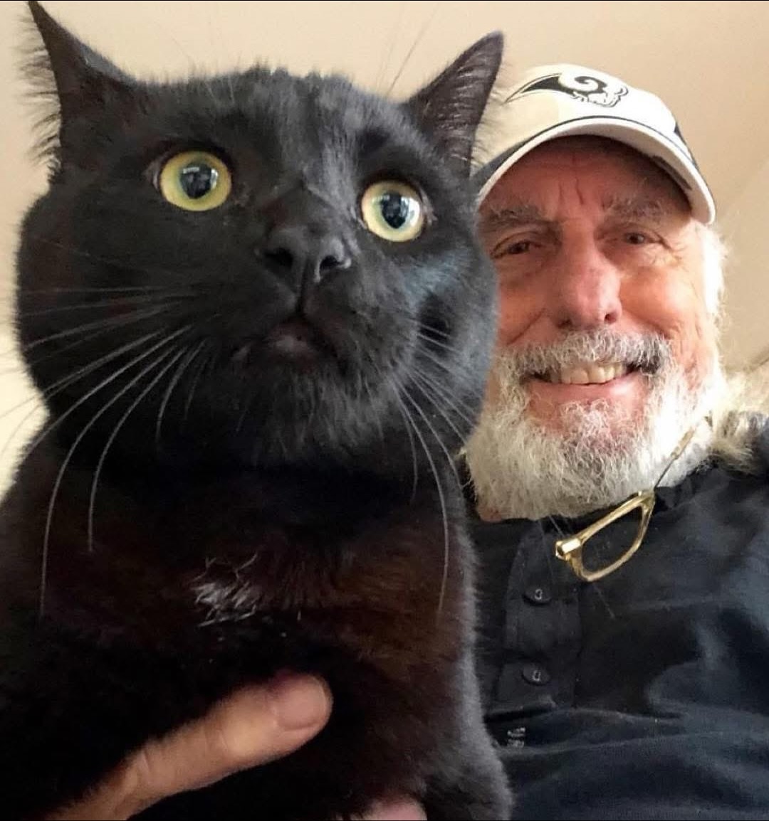 CoveredGeekly's tweet photo. Nick Castle, the actor who played Michael Myers in John Carpenter's Halloween, with his rescue cat Michael Meowers

Two Shapes for the price of one https://t.co/g4cFeyaJIS