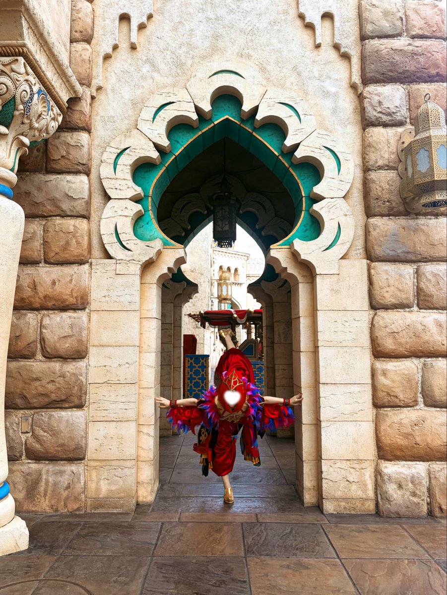 chai_starlight's tweet photo. ちょっと海まで羽を伸ばしに🦜🔥❤️

#ディズニーシー
#dハロ仮装
#dハロ https://t.co/3sOlYx73On