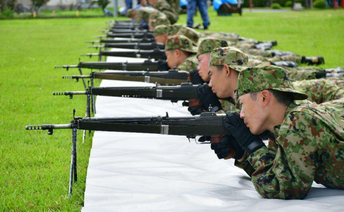 deepone5950's tweet photo. 今話���の64式小銃、「歩兵全員に軽機関銃を持たせ陣地に据え付けて敵の突撃を破砕したい」って言う旧軍の怨念が第一軸にあり、その上で攻撃時の匍匐前進で擦ったり引っかけてしまわないように切り替え軸が右側で照星が可倒式になってるので、それを前提に時代に合うか合わないかだと思うのですよね https://t.co/XcjFQ7kr54
