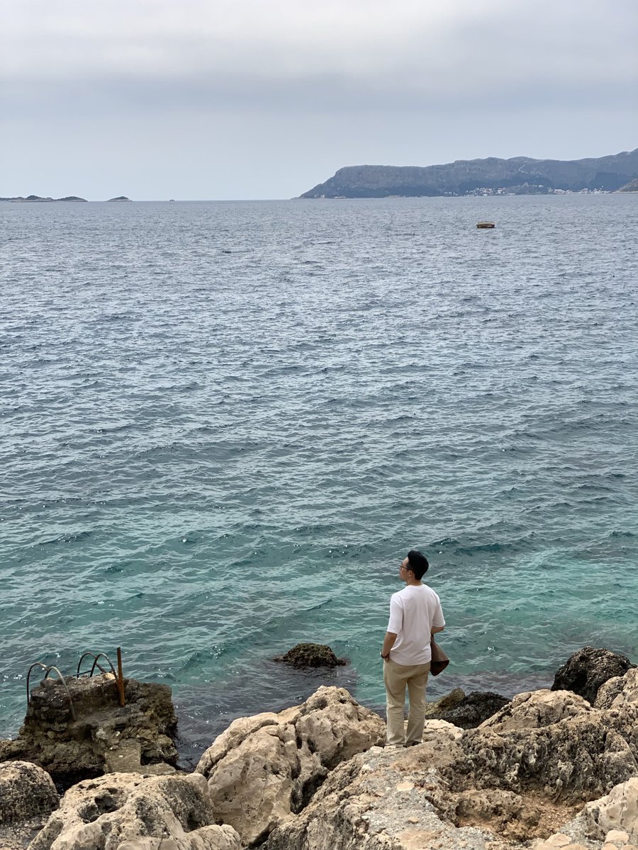 NathanCompLab's tweet photo. 早啊☀️新的一天，被海边的小猫治愈

在土耳其的小镇闲逛，
找了一个靠近海边的小路坐下，

我喜欢小动物，平时会带些小冻干在身上。
随手喂了它几粒，没想到，过一会儿，它直接全然信任我，跳在我身上，跟我静静对视起来。那一刻，不需要语言，我们好像交流了很多。

没多久，居然打起盹儿了。太可爱了，被治愈了，这就是旅行和闲逛的意义吧。

把x当朋友圈，主打一个活人感，随手po啦
#小猫 #土耳其 #cat #TurkeyWatch #蓝朋友 #蓝V浇友 #真诚浇友