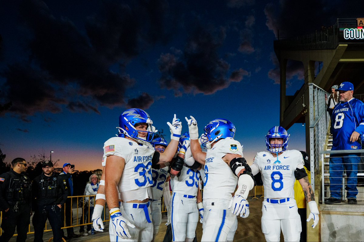 AF_Football's tweet photo. Warmups 🔜 𝗞𝗜𝗖𝗞𝗢𝗙𝗙

#FlyFightWin | #BoltBrotherhood https://t.co/iEMpqnQ3FU