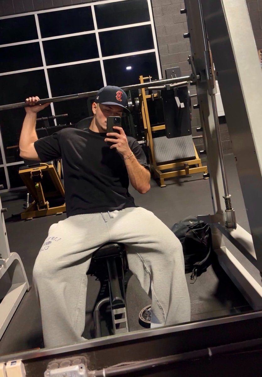 17gabrielv's tweet photo. shoulder days > https://t.co/wv6mhRNjJQ