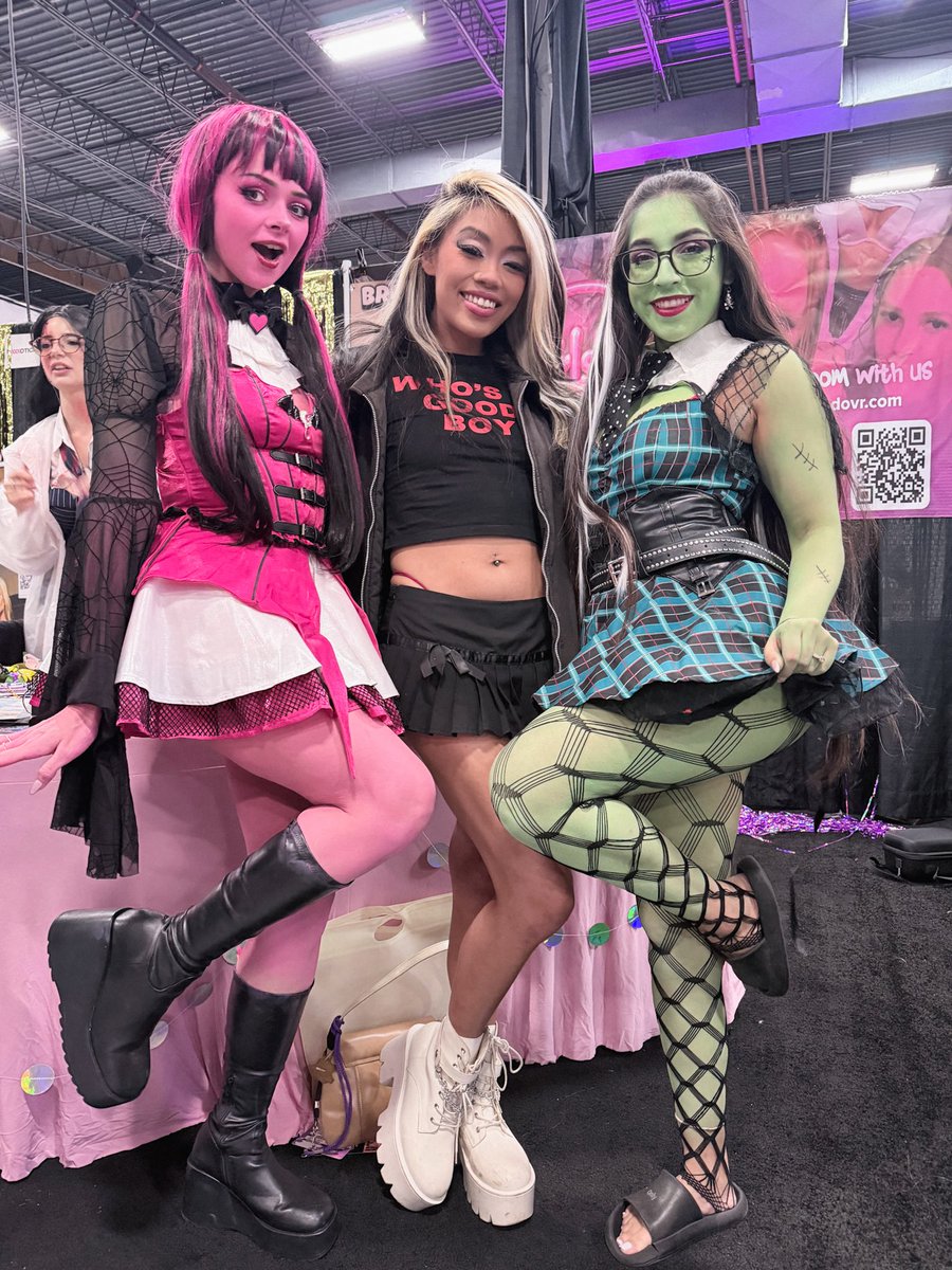 silkyryu's tweet photo. finally got to meet these stunning babes 😍💕

#EXXXOTICANJ https://t.co/xWdCxOXswQ