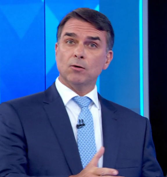 centralreality's tweet photo. 🚨FAKE NEWS! Flávio Bolsonaro afirmou que atualmente são 11.500 obras paradas. Na verdade, são 4.215 obras paralisadas de 22.414 obras no total. https://t.co/hzbS3Taxli
