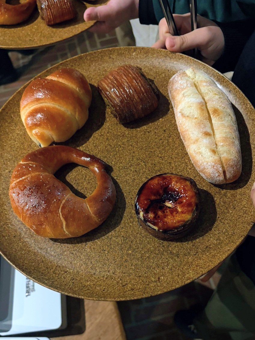 aki68137657's tweet photo. 旅レポ⑥
パン屋さん

とっても有名なお店なんやって🥐

🥐のいい匂い🤤
どれも美味しそう〜😋＆お値段も素敵ね〜(おｯお高い💦)

パン好き家族は大興奮！
もう！好きなだけ買っちゃおｯ💕
※各自支払いで決定w

私はこの５種類をチョイス🤭
How much ?

🥐はランチと移動中のおやつに美味しくペロリ😋 https://t.co/ZfJMhaEY7b