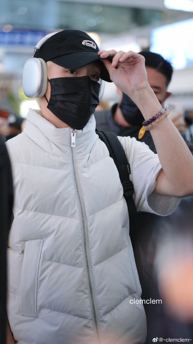 xushengluan's tweet photo. 251024 WINWIN has arrived at the airport and is heading to Shenzhen for his next schedule, Honor of Kings' Co-Creation Night. https://t.co/gvusRU03j1