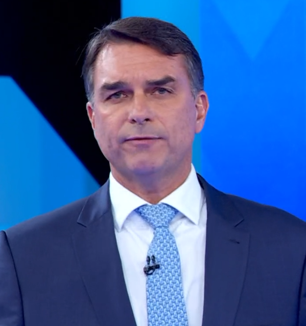 poptime's tweet photo. Flávio Bolsonaro já mentiu, no mínimo, 22 vezes em debate da Globo, segundo checagem de fatos. https://t.co/AOsVcIho2C