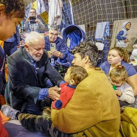 centralreality's tweet photo. o Lula dando as costas pro povo gaúcho nas enchentes de 2024 https://t.co/GGHEGuD0im