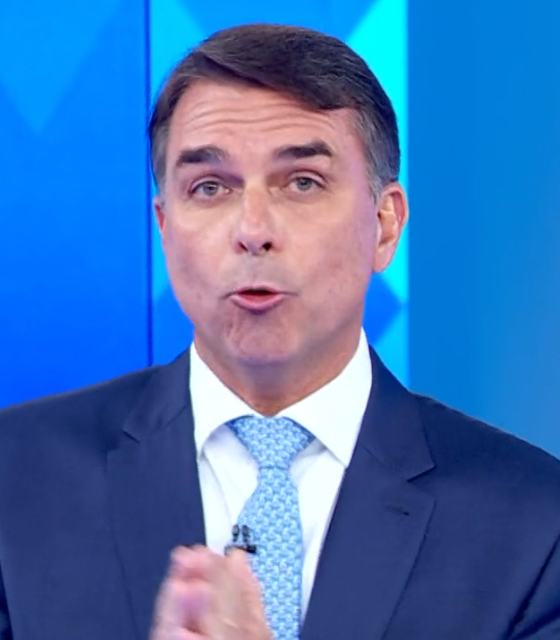 poptime's tweet photo. 🚨 CHECAMOS: Flávio Bolsonaro OUSA falar do Bolsa Família, mas já chamou o benefício de "bolsa-farelo". https://t.co/BaHLjuQmgh