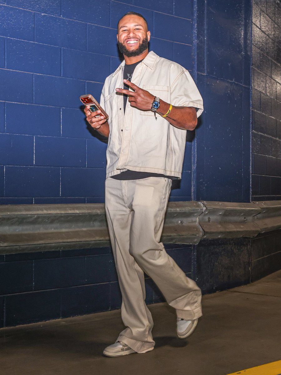 Brewers's tweet photo. Arrival Mode: World Series

#WinOurWay https://t.co/M3GVF6RqT1