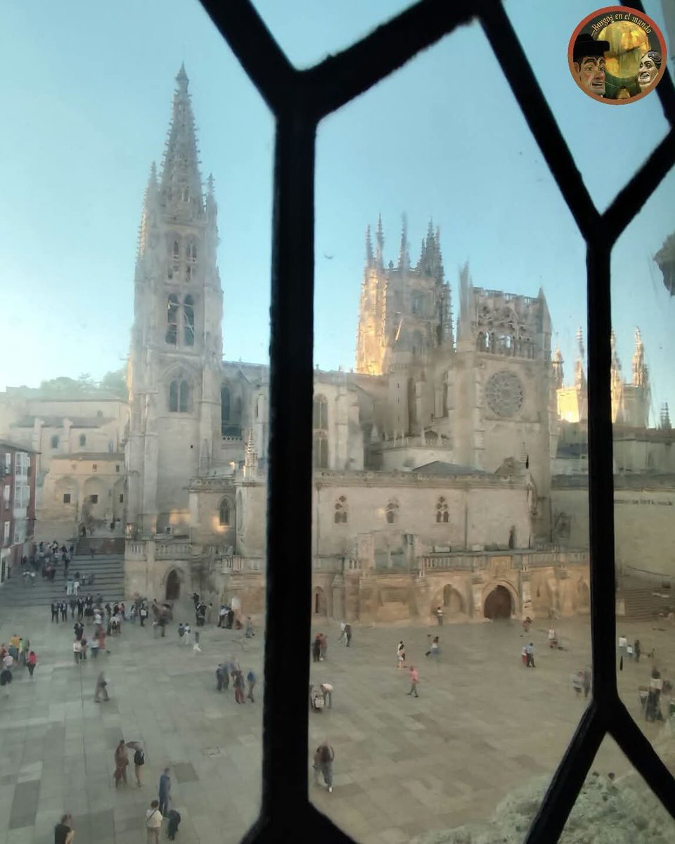 Burgosenelmundo's tweet photo. Catedral de #Burgos 
Por Clemente Nebreda Blanco
@clementenebredablanco 
#Burgosenelmundo te muestra 
#Burgospordescubrir un #BurgosDestinodeEnsueño en #BurgosTeEspera #BurgosParaiso https://t.co/ExAuWgD3oS