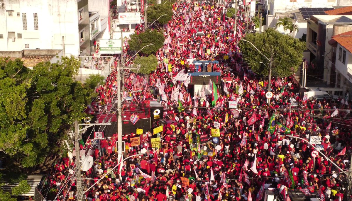 g1se's tweet photo. Caminhada em apoio a Lula é realizada em Aracaju https://t.co/nyCerL8ogi #g1 #g1se https://t.co/JYfFpVEotA