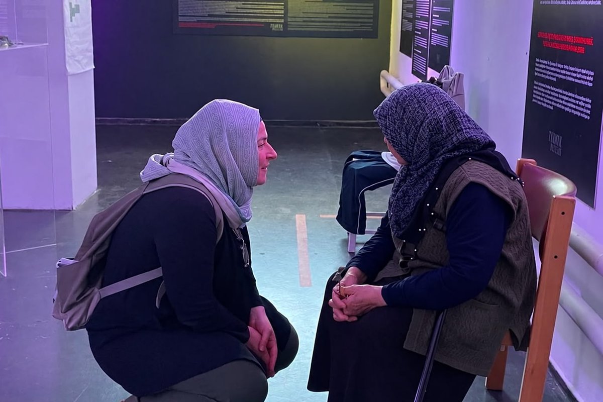 sevincozarslan's tweet photo. Çocukluğumdan beri yaşlıları çok seviyorum. Onların hapse atılması bu yüzden çok daha ağır geliyor. Hürmet ve şefkat görmesi gereken insanlara neler yaşatıyorlar. Bu teyzenin de kaç akrabası hapisteydi.

AbdullahTırpana UmutOl https://t.co/TxqAjaKgIB