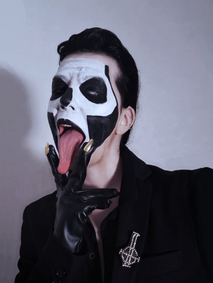 vannpz's tweet photo. Sometimes you have to become your favorite papa 💃#papaemeritusiii #cosplay https://t.co/lGapTvdaNl