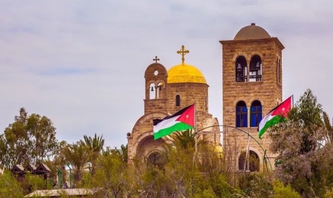 Defensa_Israel's tweet photo. A que nadie se enteró que ayer en Jordania al menos 7 personas murieron y 28 resultaron heridas en un ataque a tiros contra un funeral que se efectuaba en la Iglesia (greco-ortodoxa) de Hamoud, en Karak, Jordania.
🇯🇴
- Todos conocemos la ola de ataques a #Israel que habría en los medios y en las redes, si un incidente así hubiera ocurrido a causa de algún "colono" israelí (como nos llaman). 
- Ni siquiera hubiese sido necesario que hubiesen muertos, unos simples cristales rotos hubieran provocado que el caso llegase al Consejo de Seguridad de la ONU y que en el Parlamento Europeo se estuvieran promoviendo más sanciones, bloqueos y embargos. 
- Sin embargo, al ser en Jordania, no se menciona en ningún lado y nadie se entera de nada!
Shabat Shalom  🍷  Buen Fin de Semana!