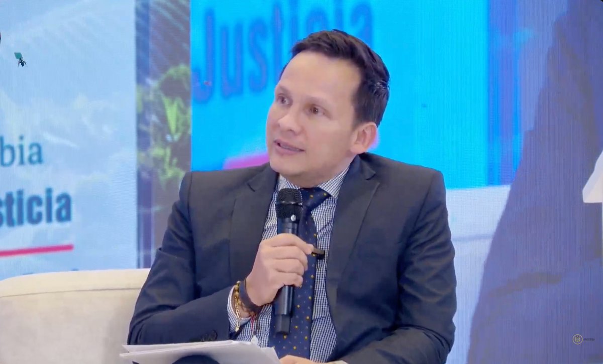 URestitucion's tweet photo. ¡En la #PatriaMilagro seguimos sumando esfuerzos por la restitución! 🇨🇴

🗣️ El subdirector general de la #URT, Leonardo Castañeda Celis, participó en el panel "Del predio devuelto al predio productivo", en el marco del XVI Conversatorio Nacional de la Especialidad Civil, Familia, Agraria y Rural realizado en Rionegro, #Antioquia. 

​En un diálogo abierto con juezas y magistradas de distintas regiones, conversamos sobre los grandes retos del posfallo. Desde la #URT, reiteramos nuestro compromiso de asegurar el cumplimiento de las sentencias, buscando soluciones ágiles frente a la entrega material de los predios, la seguridad y la coordinación interinstitucional. 🤝