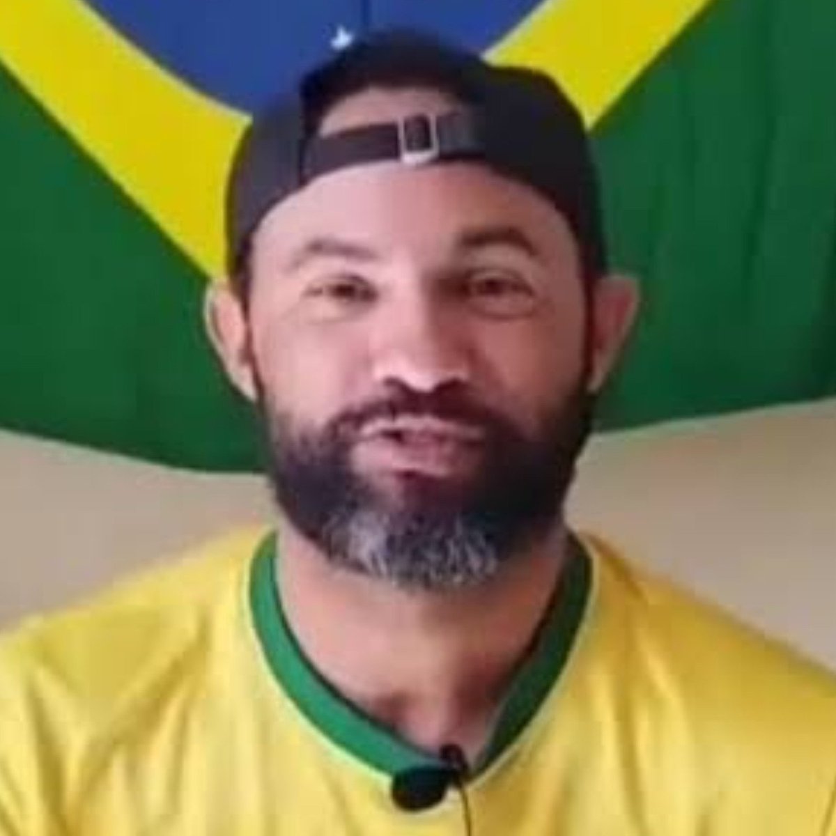 centralreality's tweet photo. 🚨ASSASSINOS COM FLÁVIO! Goleiro Bruno e Cristian Cravinhos declaram voto a Flávio Bolsonaro. https://t.co/uPTMLx51EI