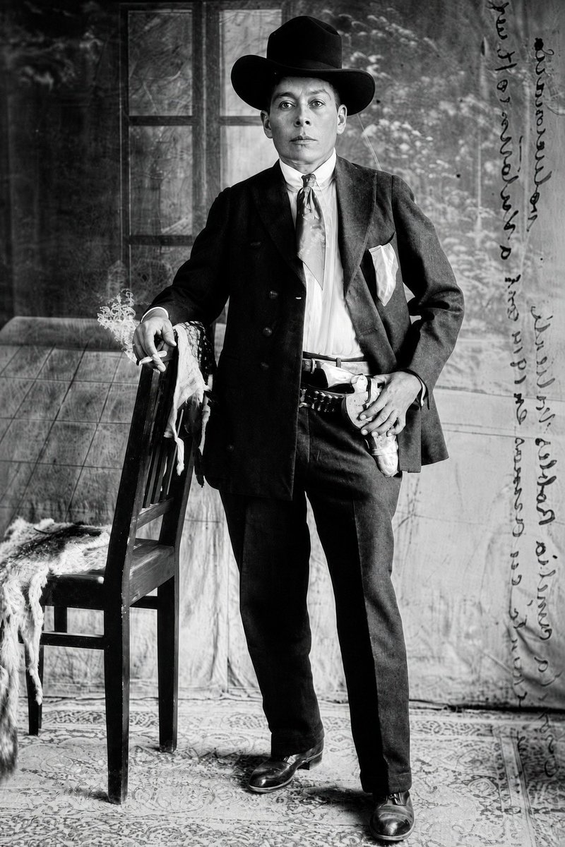 Cuauhtemoc_1521's tweet photo. #Sabíasque la persona que aparece en la fotografía fue la primera persona transgénero cuyo cambio de sexo fue reconocido institucionalmente en México?

Su nombre fue Amelio Robles Ávila, nació el 3 de noviembre de 1889 en Xochipala, Guerrero, y al nacer fue registrado con sexo femenino. En 1911 se incorporó al movimiento maderista y, posteriormente, combatió en las filas zapatistas bajo las órdenes de jefes revolucionarios como Emiliano Zapata, Jesús H. Salgado, Heliodoro Castillo y Encarnación Díaz. Participó en misiones de mensajería y abastecimiento, además de enfrentamientos armados, y alcanzó el grado de coronel.

En 1918 se acogió a la amnistía carrancista y, años después, apoyó al general Álvaro Obregón durante la rebelión delahuertista de 1924, bajo el mando de Adrián Castrejón, donde resultó herido. En 1970 recibió distinciones como veterano revolucionario y Legionario de Honor; posteriormente, la Secretaría de la Defensa Nacional reconoció su trayectoria como veterano de la Revolución Mexicana respetando su identidad masculina. Amelio murió en 1984 y su historia constituye un capítulo relevante de la Revolución Mexicana.

#RevoluciónMexicana
