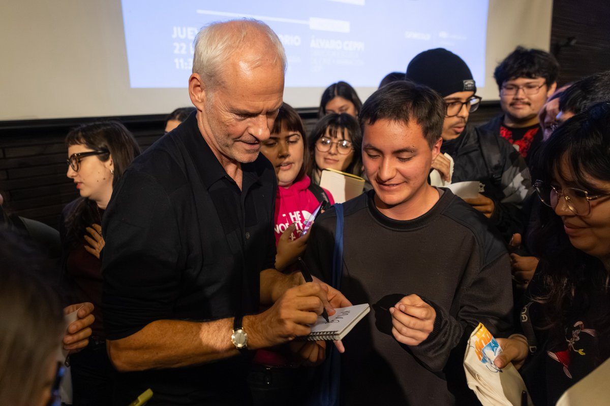 searchlightpics's tweet photo. Class is in session. WILD HORSE NINE writer/director Martin McDonagh sits with students at Chile's Universidad Diego Portales before the film's Chilean premiere. #WildHorseNine https://t.co/LmMcDdsOnp