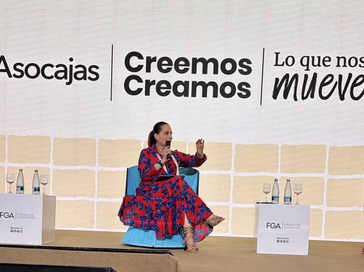 Findeter's tweet photo. En Findeter trabajamos precisamente para cerrar esa brecha: financiamos proyectos, brindamos asistencia técnica y fortalecemos las capacidades de los territorios para convertir recursos en resultados que generan bienestar. Por eso, y a propósito de la reconstrucción, lanzamos la línea de crédito #TerritoriosMilagro, con más de $243.531 millones disponibles, para apoyar la recuperación de regiones afectadas por emergencias, desastres y calamidades.