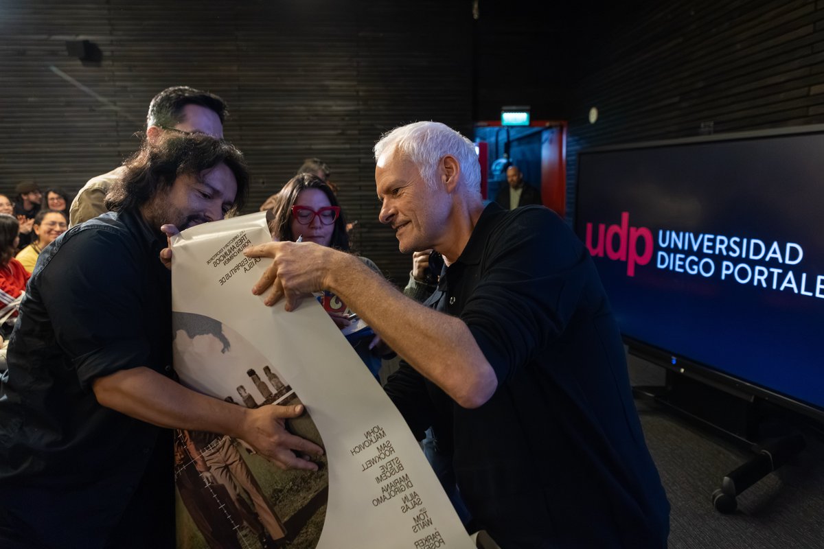 searchlightpics's tweet photo. Class is in session. WILD HORSE NINE writer/director Martin McDonagh sits with students at Chile's Universidad Diego Portales before the film's Chilean premiere. #WildHorseNine https://t.co/LmMcDdsOnp